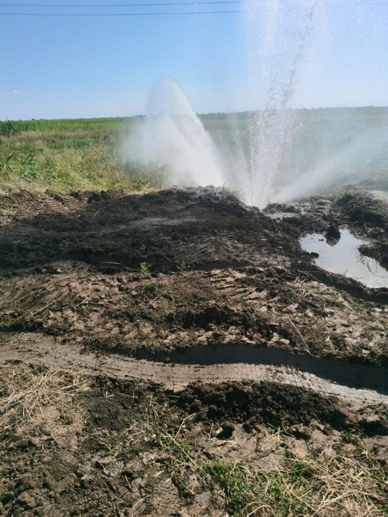 Под землеё прорвало трубу